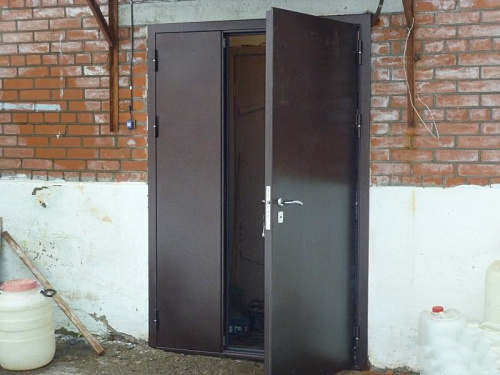 Дверь полуторная в подъезд черного цвета 1150x2050 Дверь полуторная в подъезд черного цвета 1150x2050
